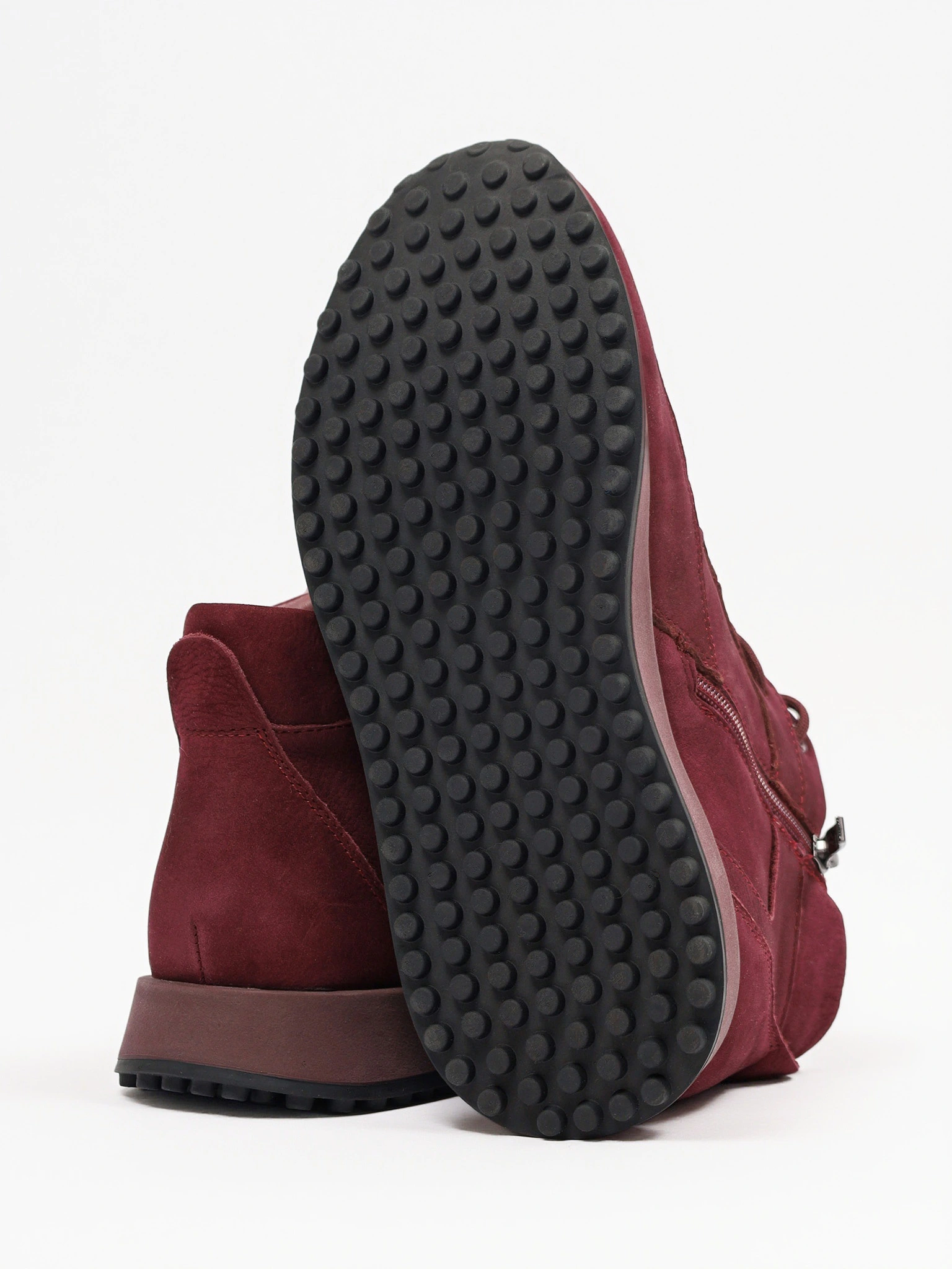 Ботинки бордового цвета на низкой рельефной подошве